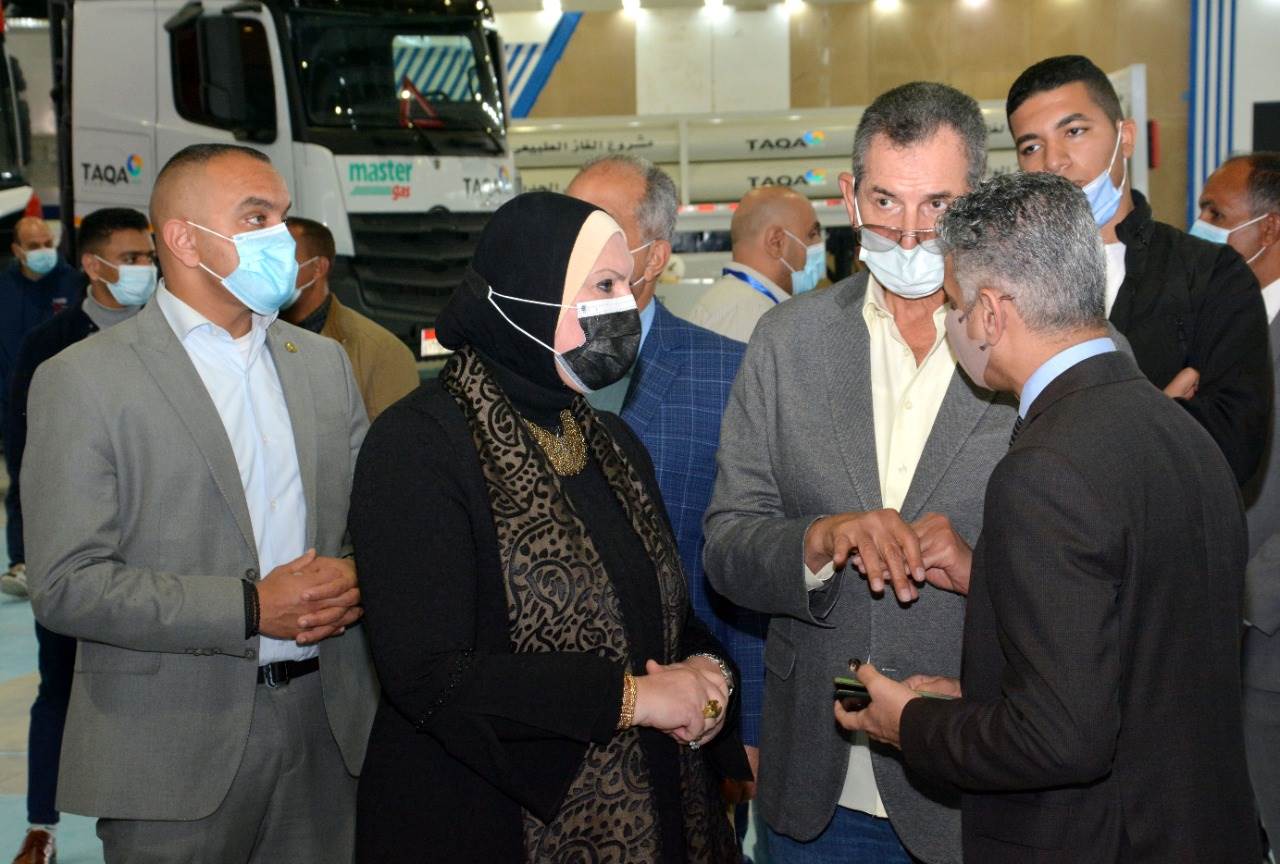 وزيرة_التجارة_والصناعة_تتفقد_الاستعدادات_النهائية_للمعرض_الاول_لتكنولوجيا_تحويل_واحلال_المركبات_للعمل_بالطاقة_النظيفة2