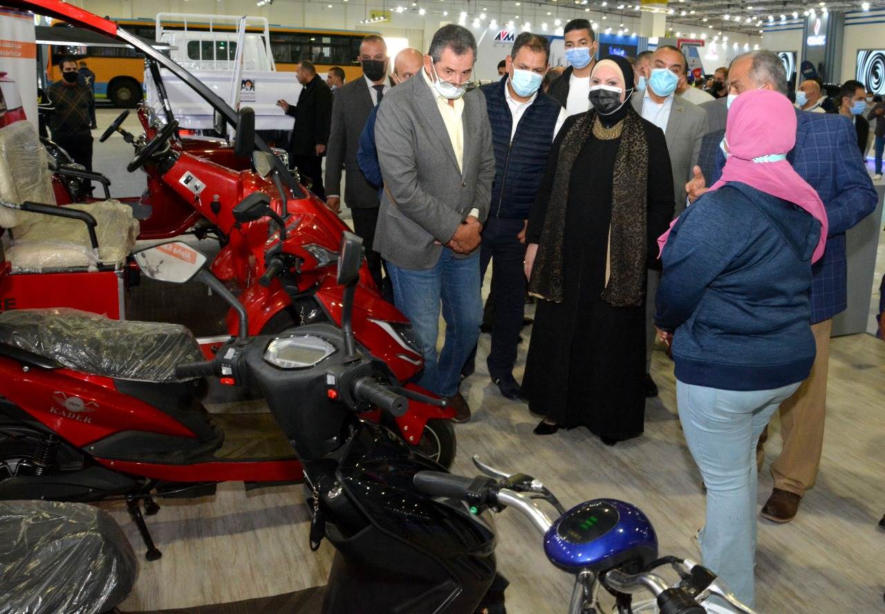 وزيرة_التجارة_والصناعة_تتفقد_الاستعدادات_النهائية_للمعرض_الاول_لتكنولوجيا_تحويل_واحلال_المركبات_للعمل_بالطاقة_النظيفة3