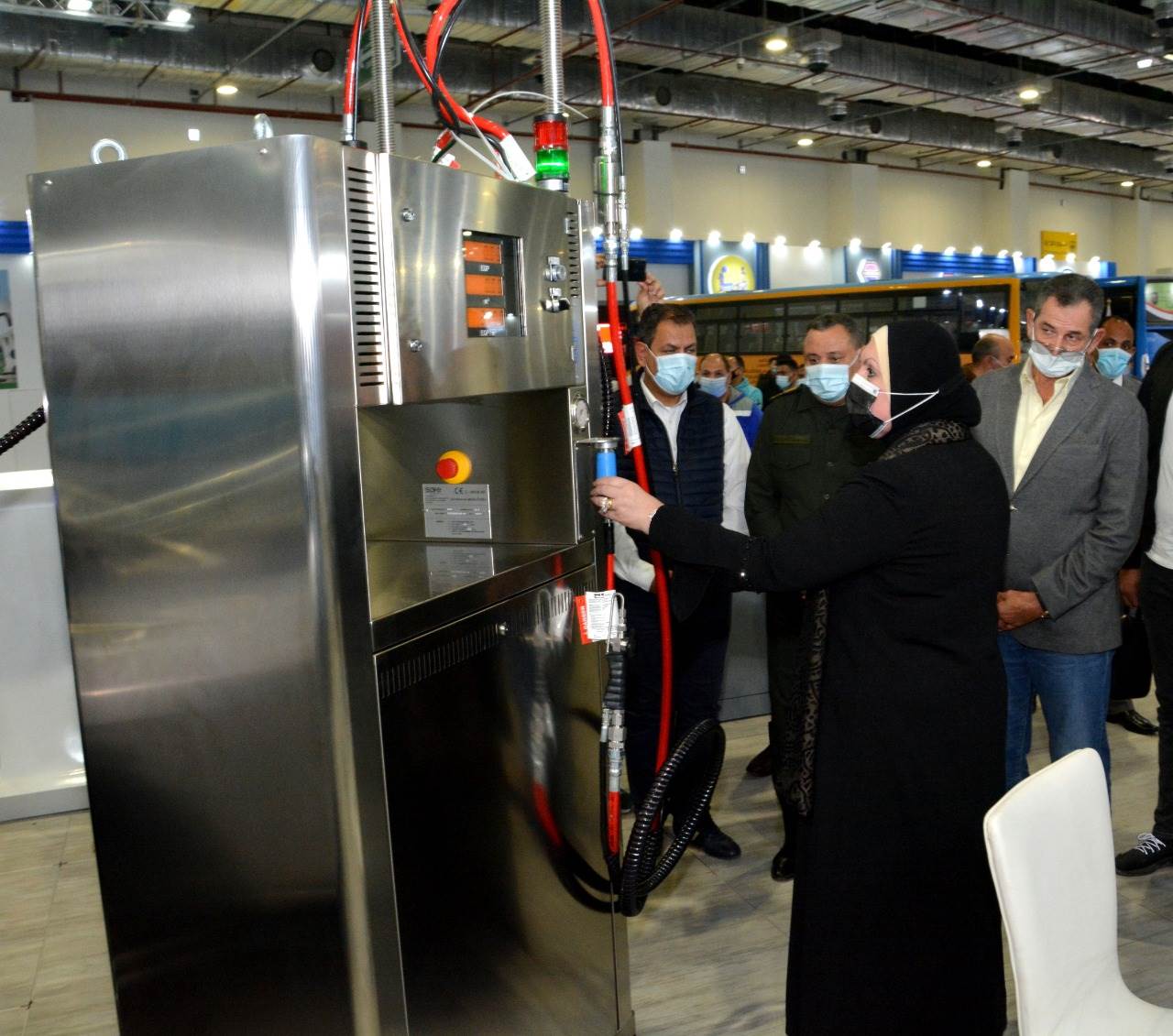 وزيرة_التجارة_والصناعة_تتفقد_الاستعدادات_النهائية_للمعرض_الاول_لتكنولوجيا_تحويل_واحلال_المركبات_للعمل_بالطاقة_النظيفة