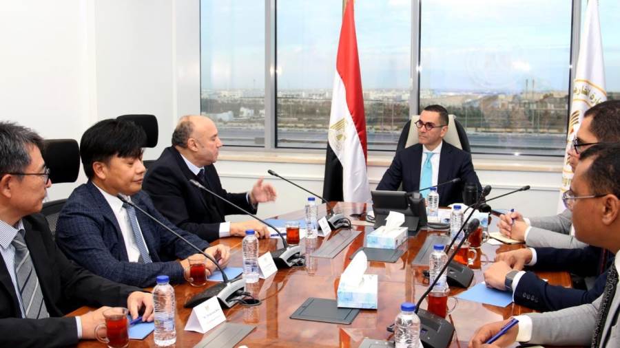 وزير الاستثمار يلتقي رئيس مجلس إدارة شركة إل جي-مصر لاستعراض مشروعات الشركة