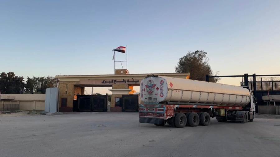 قافلة المساعدات الـ 99 تدخل إلى الفلسطينيين بقطاع غزة