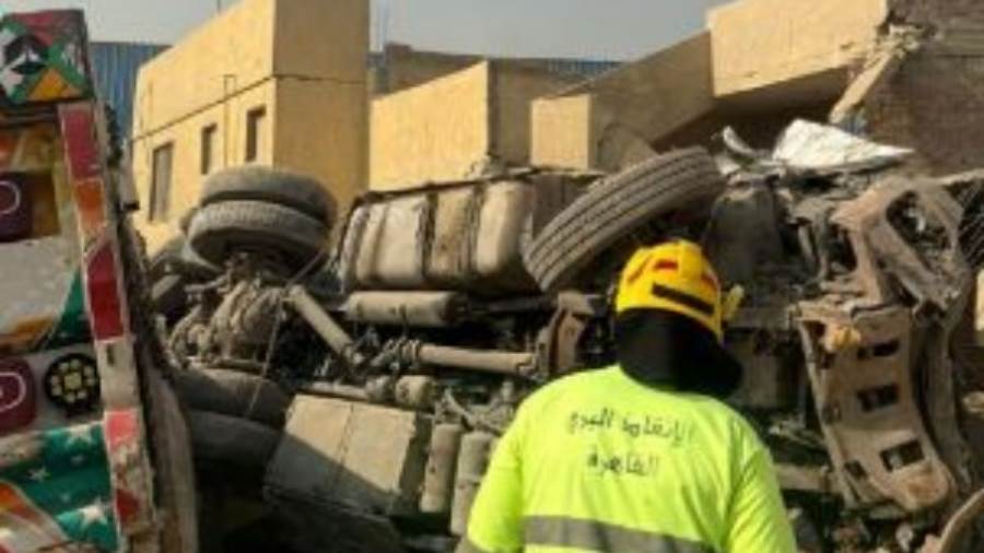 معاينة حادث شق التعبان يسفر عن تهشم 7 سيارات ومصرع 2 وإصابة 3 آخرين