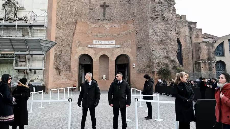 إيطاليا تودع أيقونة الأزياء العالمي "فالنتينو جارافاني” بجنازة مهيبة بروما