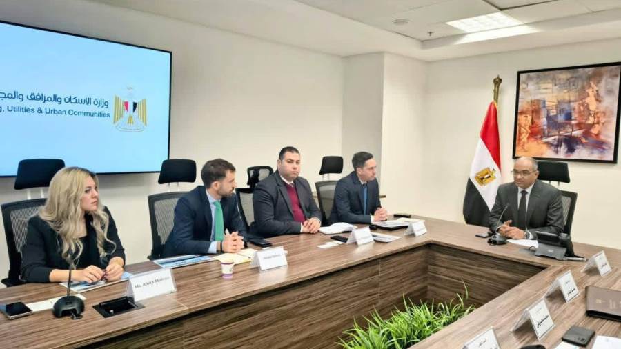 نائب وزير الإسكان يبحث مع تحالف شركتي "ايميا باور" الإماراتية و "كوكس واتر" الإسبانية فرص التعاون في مجال إنشاء وتشغيل محطات تحلية مياه البحر