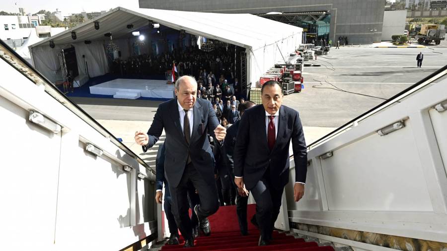 رئيس الوزراء يتفقد أول طائرة من طراز Airbus A350-900  بأسطول الناقل الوطني