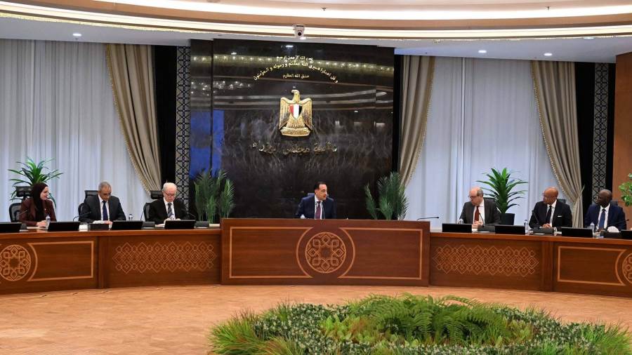 رئيس الوزراء يتابع مع نائب رئيس مؤسسة التمويل الدولية مستجدات ملف إدارة وتشغيل المطارات من خلال القطاع الخاص