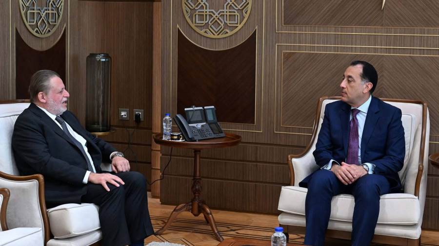 رئيس الوزراء يلتقي محافظ البنك المركزي لبحث عدد من الملفات المهمة