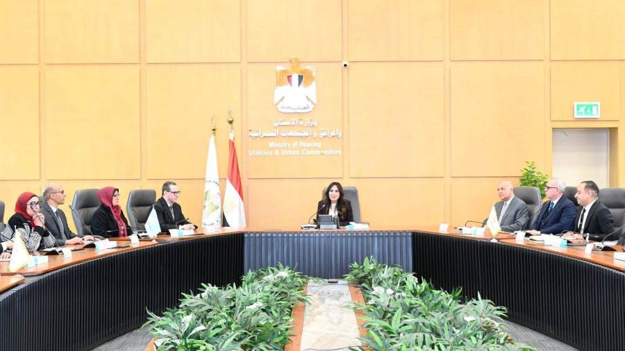 وزيرة الإسكان تتابع مستجدات ملفات تقنين الأوضاع بالأراضي المضافة لعدد من المدن الجديدة