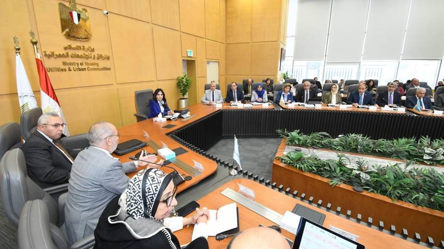 وزيرة الإسكان تعقد اجتماعاً لمتابعة الموقف التنفيذي لمشروع "حدائق تلال الفسطاط"