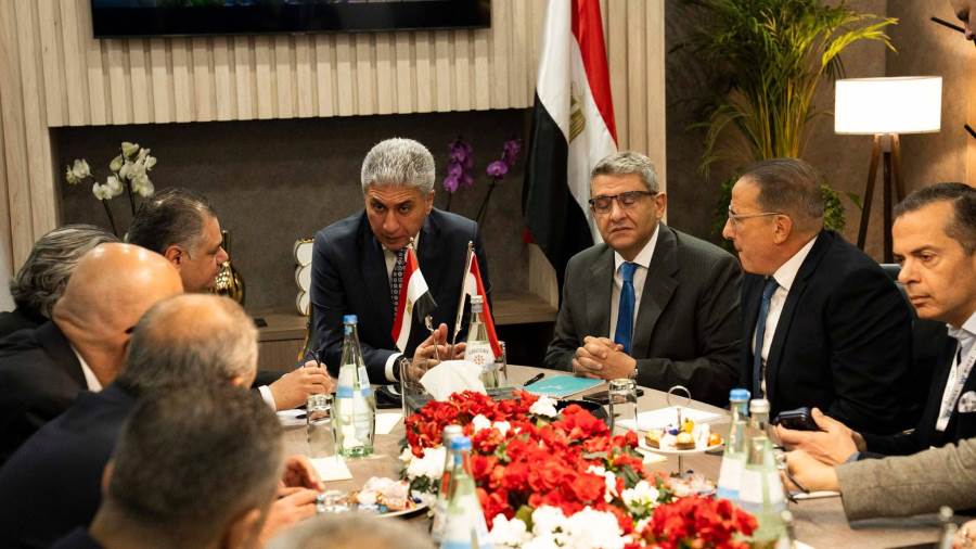 وزير السياحة يجتمع مع القطاع السياحي لمتابعة مستجدات الحركة السياحية الوافدة إلى مصر في ظل الأحداث الجيوسياسية بالمنطقة