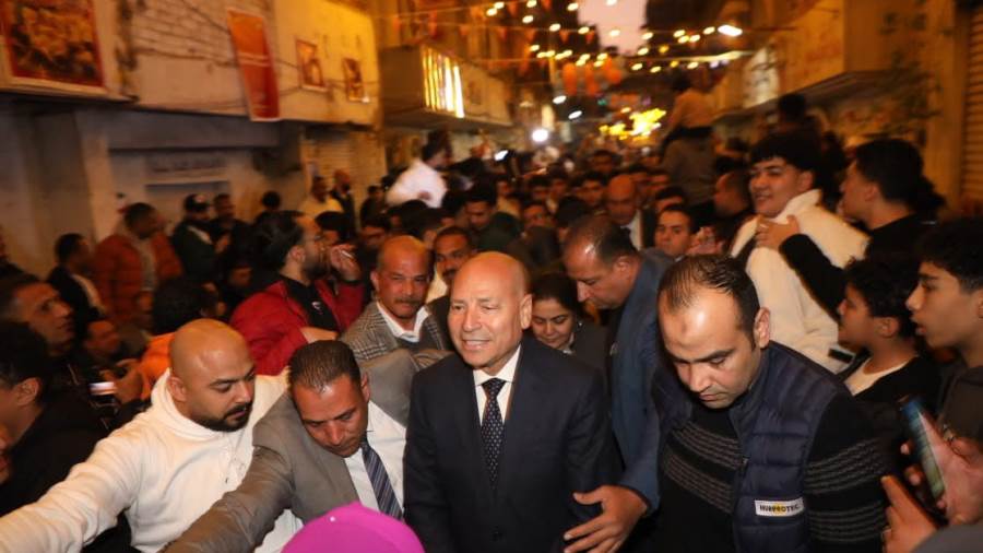 محافظ القاهرة يشارك أهالي المطرية مائدة الإفطار ويشيد بروح التعاون بين المواطنين