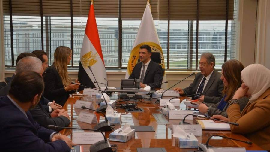  وزير الصناعة يستعرض مع «مرسيدس-بنز إيجيبت» فرص توطين صناعة السيارات وتعميق المكون المحلي