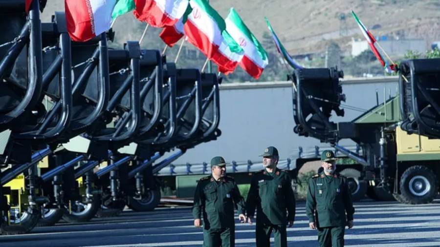 إيران تلوح بضربات انتقامية وتدعو الإمارات لإخلاء الموانئ