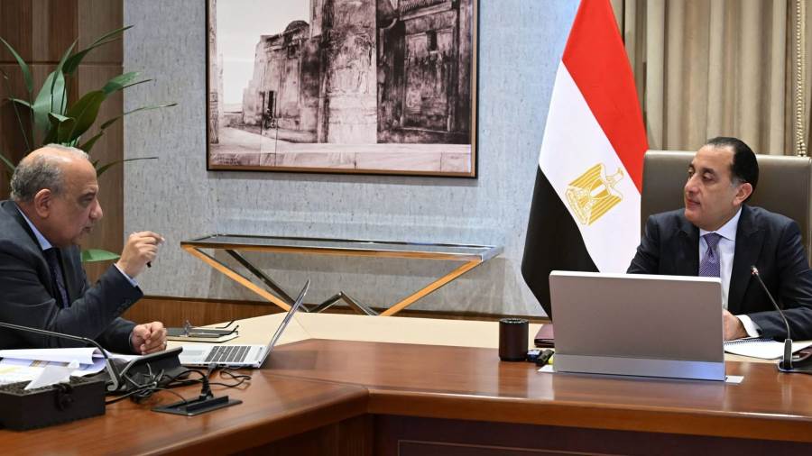 رئيس الوزراء يلتقي وزير الكهرباء والطاقة المتجددة لاستعراض عددٍ من ملفات العمل