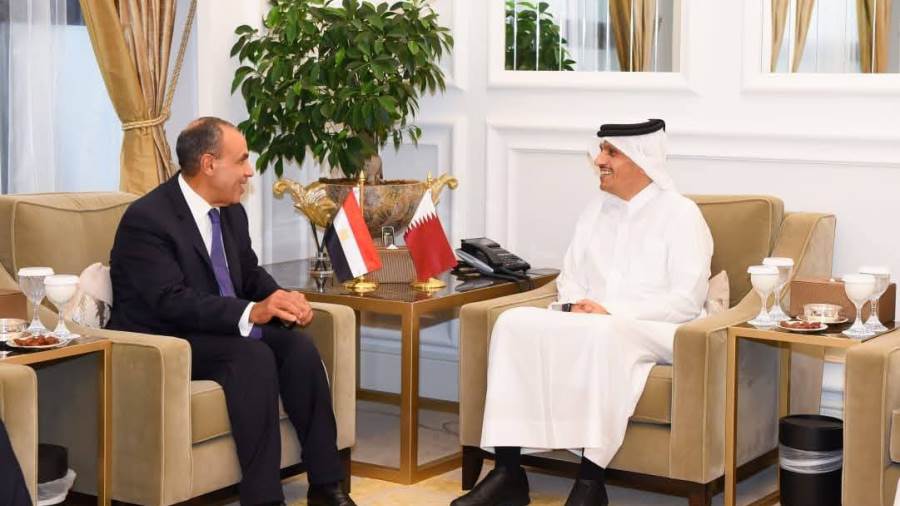 وزير الخارجية يعقد مباحثات مع نظيره القطري في الدوحة في ظل التصعيد العسكري بالمنطقة
