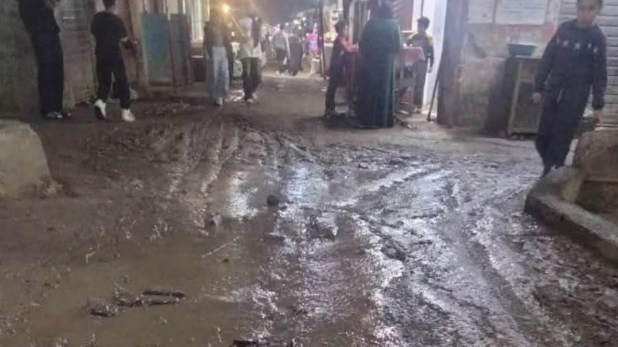شارع بورسعيد في أم بيومي تحت الماء والطين.. استغاثة عاجلة لإنقاذ المواطنين والتجار