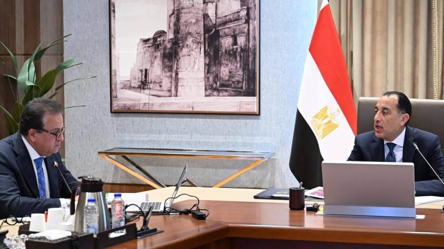 رئيس الوزراء يتابع مع وزير الصحة والسكان عددا من ملفات عمل الوزارة