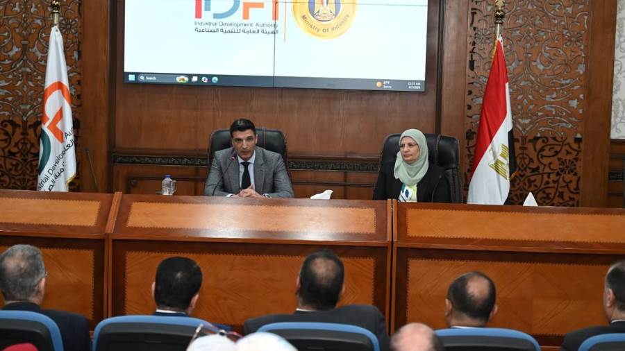 وزير الصناعة يلتقي قيادات وموظفي الهيئة العامة للتنمية الصناعية لمناقشة تطوير الأداء وتعزيز كفاءة الخدمات المقدمة للمستثمرين
