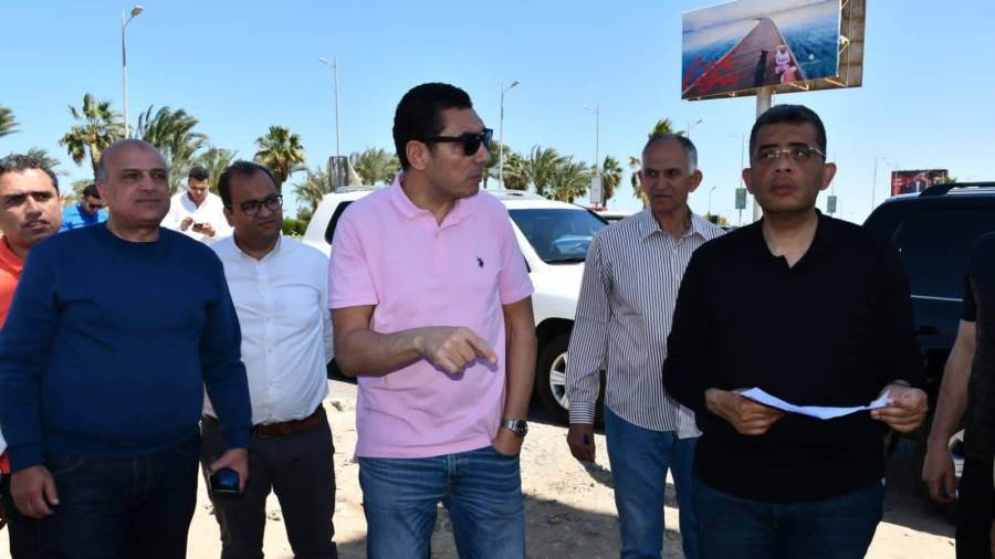 وزير الرياضة ومحافظ البحر الأحمر يتفقدان قطعة الأرض المخصصة لإقامة القرية الأولمبية