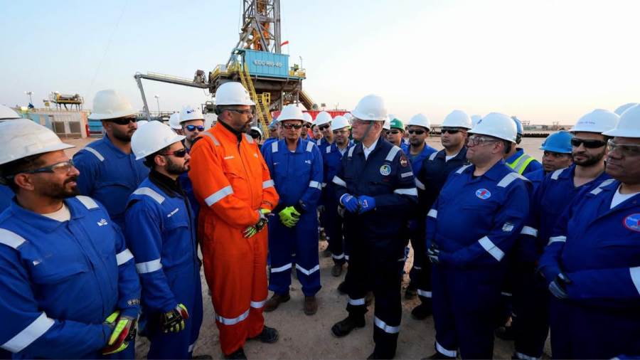 وزير البترول والثروة المعدنية يتفقد حقول إنتاج خالدة  ويشيد بتطبيق النظم الحديثة في تنفيذ عمليات الحفر والإنتاج