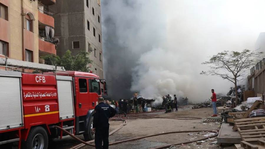 محافظ القاهرة يشرف على إخماد حريق مخزن خردة بمدينة نصر ويوجه بتشكيل لجنة هندسية لبيان آثار الحادث