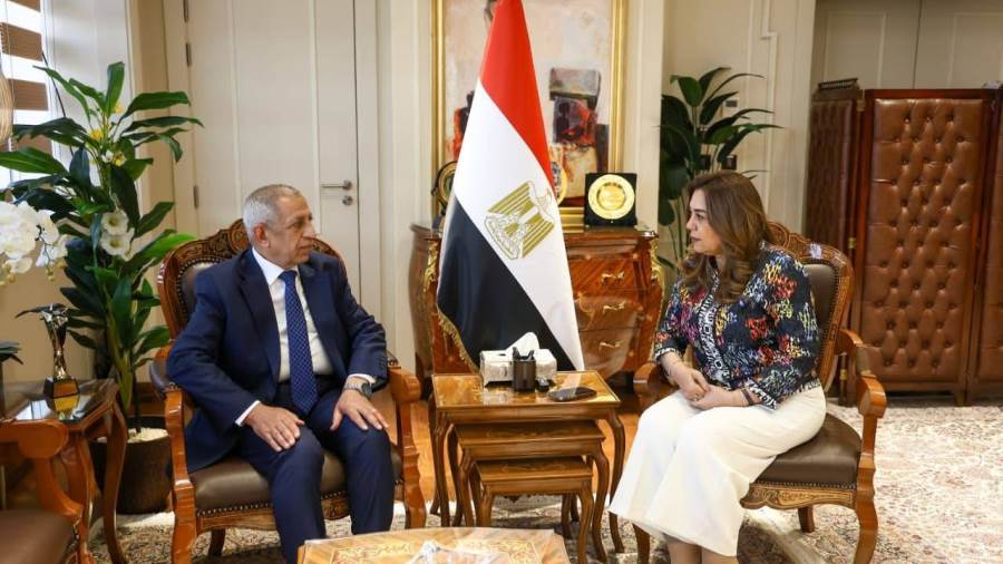 التنمية المحلية: بكالوريوس ودبلومة في الإدارة المحلية للعاملين بالمحليات بالشراكة مع الأكاديمية العربية للعلوم والتكنولوجيا