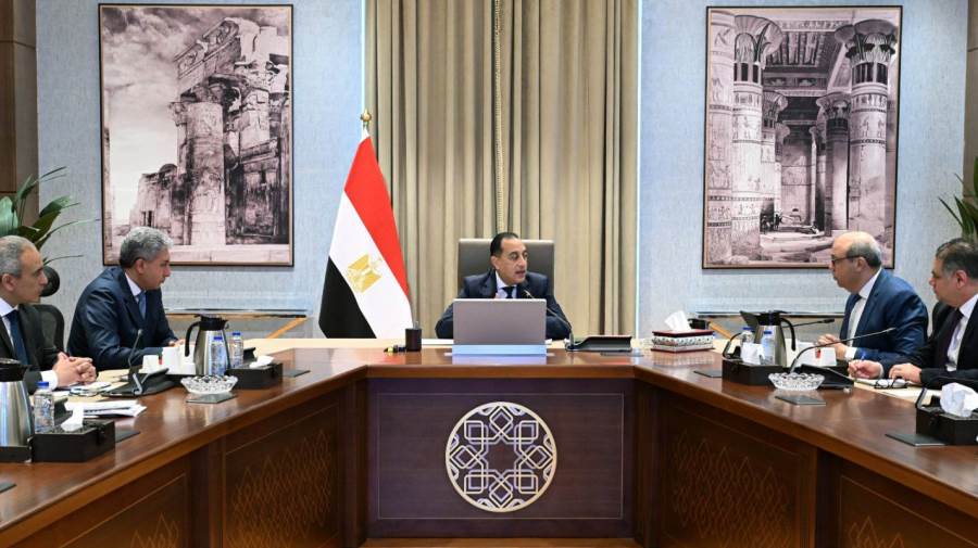 رئيس الوزراء يُتابع إجراءات دعم وتحفيز قطاع السياحة
