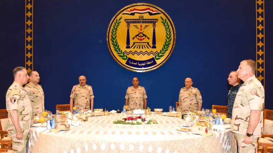 القائد العام للقوات المسلحة وزير الدفاع والإنتاج الحربى يلتقى عدداً من مقاتلى المنطقة الجنوبية العسكرية