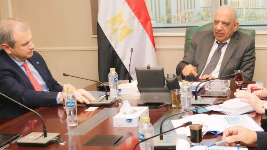  وزير الكهرباء يبحث مع مسئولي شركة الكازار الإماراتية مستجدات التنفيذ وتطور الأعمال في مشروعات طاقة الرياح قدرة 1500 ميجاوات في مناطق الزعفرانة وجنوب الغردقة