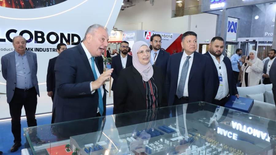 رئيس هيئة التنمية الصناعية تتفقد أجنحة المعرض الدولي السادس عشر للزجاج والألومنيوم والواجهات والأبواب والنوافذ "WINDOOREX" وتشيد بجودة المنتجات المصرية