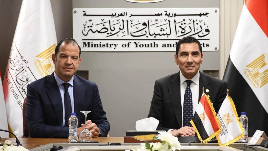 وزير الشباب والرياضة يعقد اجتماع موسع مع مسؤولي شركة استادات