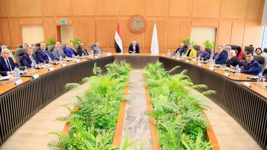 وزير التعليم يعقد اجتماعًا موسعًا مع مديري المديريات التعليمية لمتابعة تنفيذ خطط الوزارة والاستعدادات لامتحانات نهاية العام الدراسي 2025/ 2026