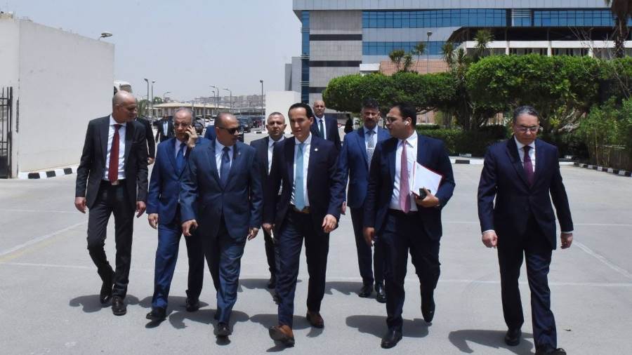 محمد عوض يتفقد فرع الهيئة العامة للاستثمار والمناطق الحرة بمدينة نصر لمتابعة سير العمل والاطمئنان على بيئة العمل للعاملين