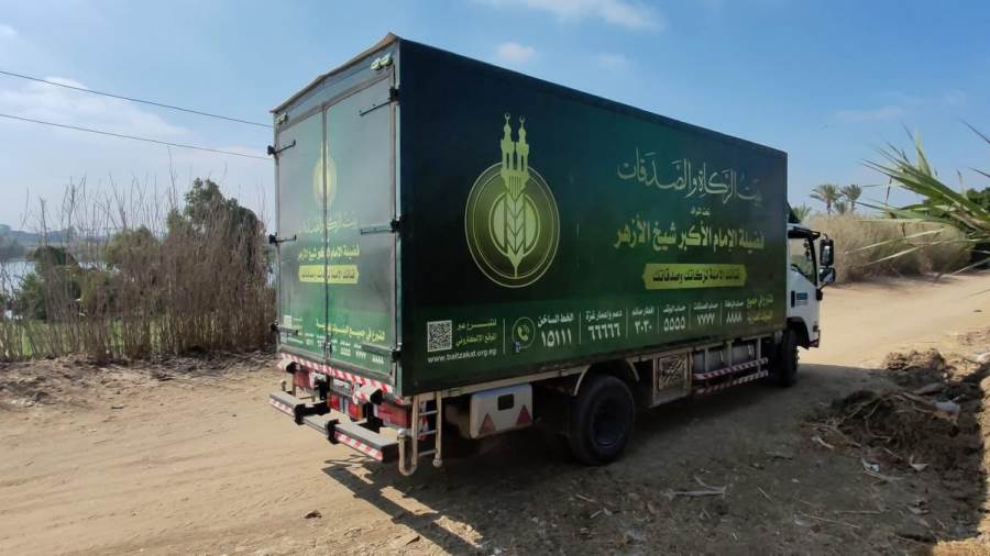 "بيت الزكاة والصدقات" ينتهي من توزيع لحوم الصدقات على 10 آلاف أُسْرَة مستحِقة بمحافظات القنال