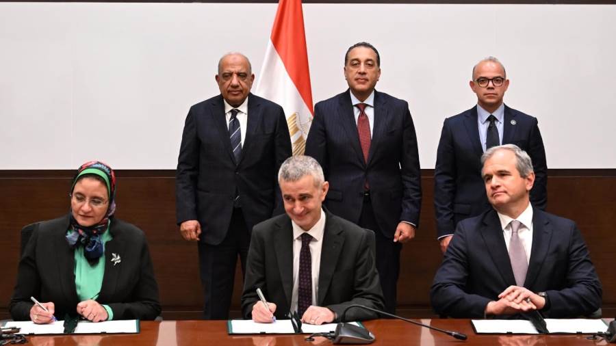 رئيس الوزراء يشهد توقيع اتفاقيتي الاستثمار والتشغيل وشراء الطاقة لمحطة طاقة رياح "جبل الزيت"