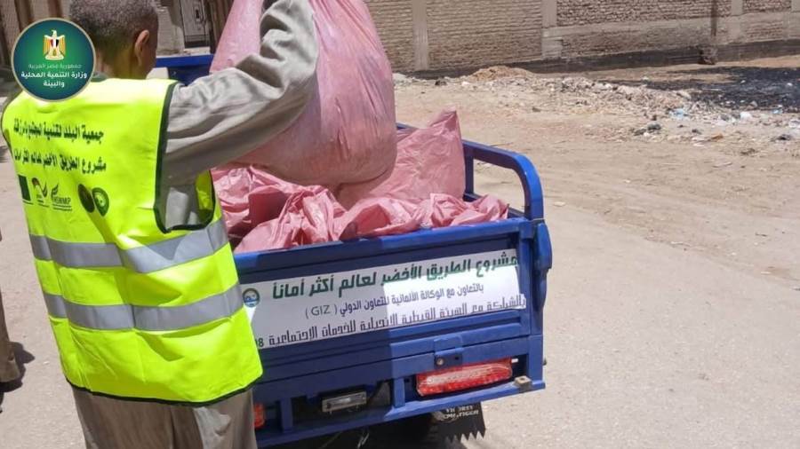 "التنمية المحلية والبيئة" والهيئة القبطية الإنجيلية تنفذان أعمال النظافة والتمهيد بعدد من القرى والنجوع بمحافظة قنا