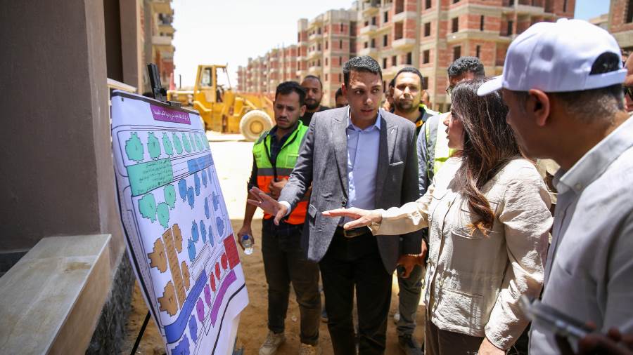 وزيرة الإسكان تتفقد مشروع “ديارنا” بالتجمع الثالث