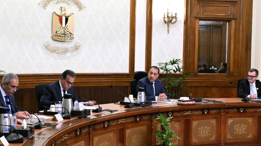 رئيس الوزراء يستعرض جهود تطوير منظومة الإسعاف المصرية