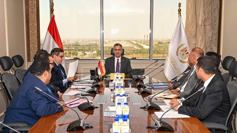 وزير التموين والتجارة الداخلية يلتقي رئيس الشعبة العامة للمخابز لبحث تطوير منظومة الخبز وتعزيز كفاءة الدعم