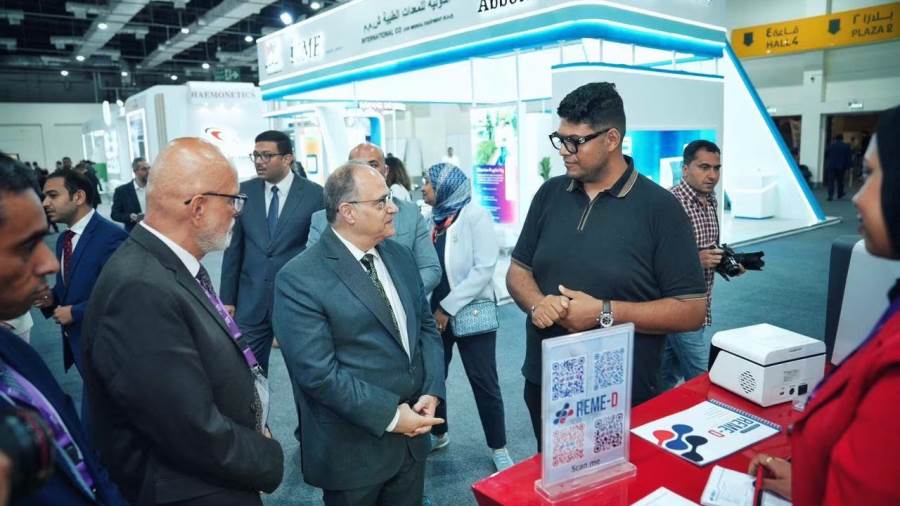 رئيس هيئة الدواء يتفقد أجنحة المعرض ويلتقي ممثلي كبرى الشركات العالمية والمحلية المشاركة بالمؤتمر الطبي الإفريقي