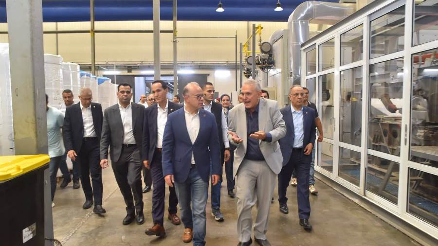 وزير الاستثمار والتجارة الخارجية يتفقد شركة فارما بلاست لتصنيع المستلزمات الطبية 