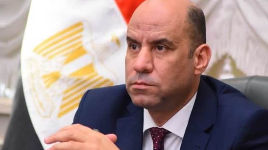 وزير العمل يوجه بمتابعة حادث انقلاب سيارة تقل عمالًا بطريق العلمين... ويقدم خالص العزاء لأسر المتوفين ويتمنى الشفاء العاجل للمصابين