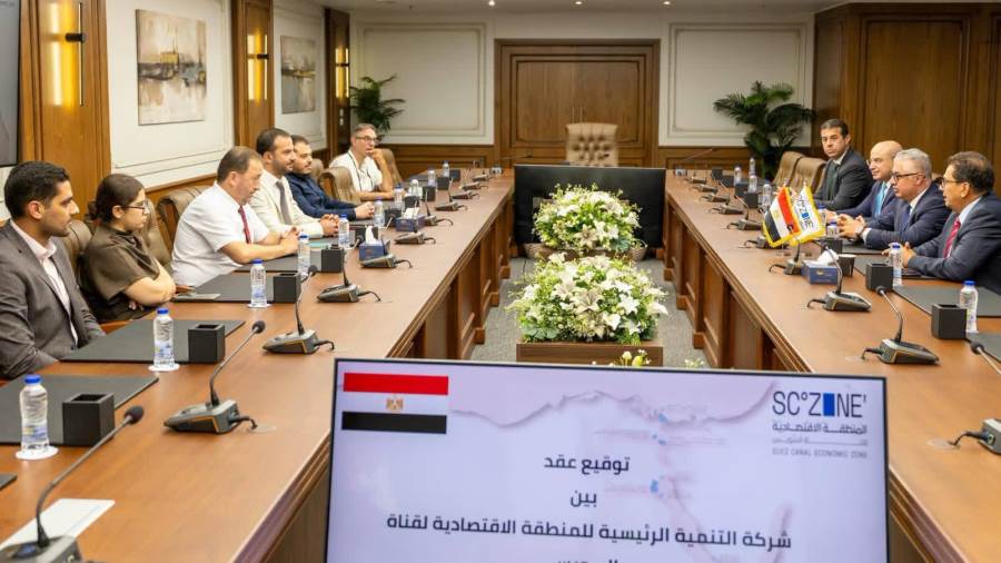 رئيس اقتصادية قناة السويس يشهد توقيع عقد مشروع "بيبي إيجي لتصنيع القفازات الصناعية" بمنطقة السخنة الصناعية 