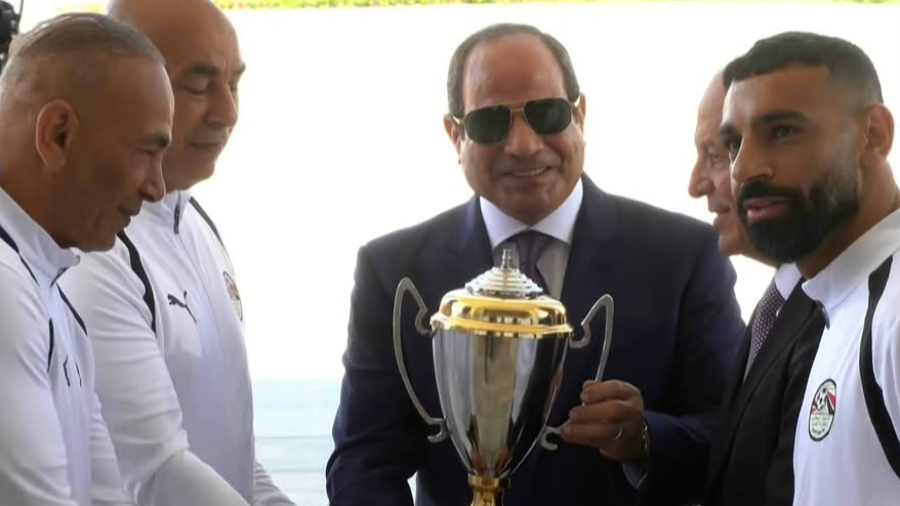 السيسي يستقبل لاعبي منتخب مصر والجهاز الفني ويمنحهم كأس الجدارة وأوسمة تكريمية