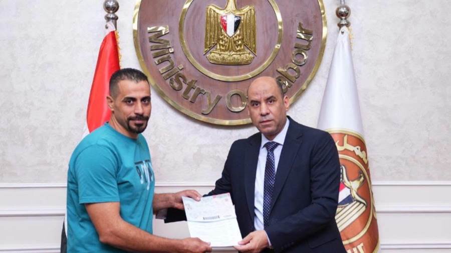 وزير العمل يُسلِّم عقود عمل جديدة لفنيي الصيانة الميكانيكية والكهربائية للعمل في شركات لبنانية