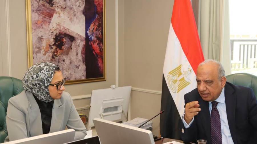 وزير الكهرباء يبحث مع محافظ الوادي الجديد سبل دعم الاعتماد على الطاقات المتجددة وتعزيز الشبكة