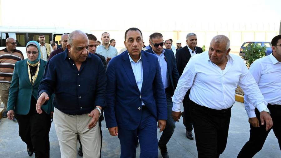 رئيس الوزراء يتفقد محطة محولات كهرباء شرق مطروح