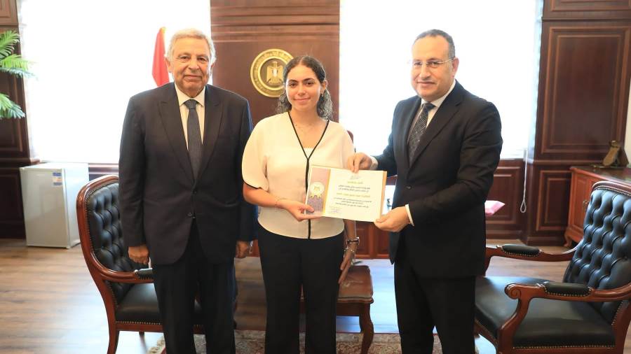 وزير التعليم العالي والقائم بعمل وزير الثقافة يكرم الطالبة هيا عمرو لمشاركتها في إسعاف مصابي مول «أرابيلا بلازا»