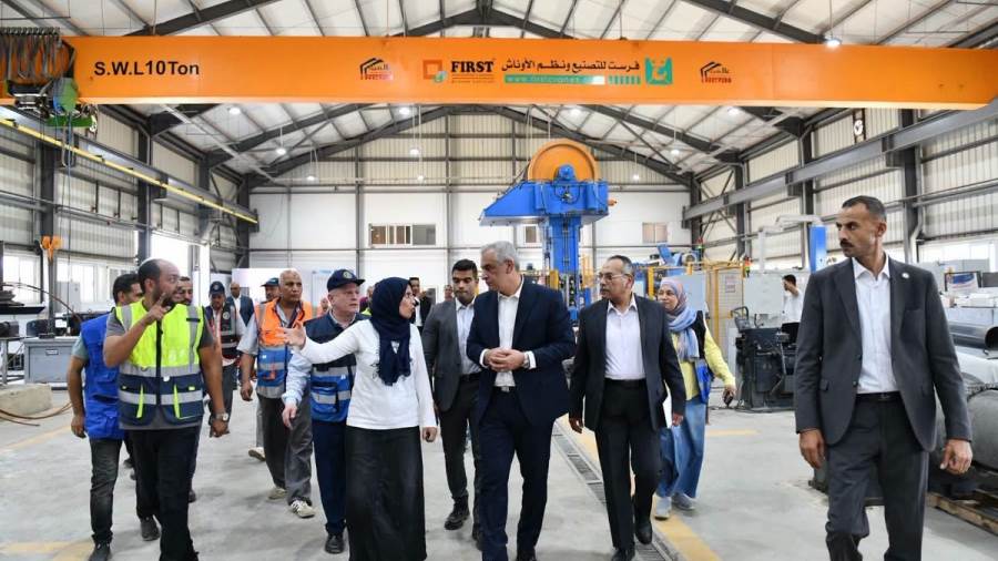 "جمبلاط" يتفقد خطوط الإنتاج بشركة حلوان لمحركات الديزل (مصنع 909 الحربي) و يكافئ المتميزين 