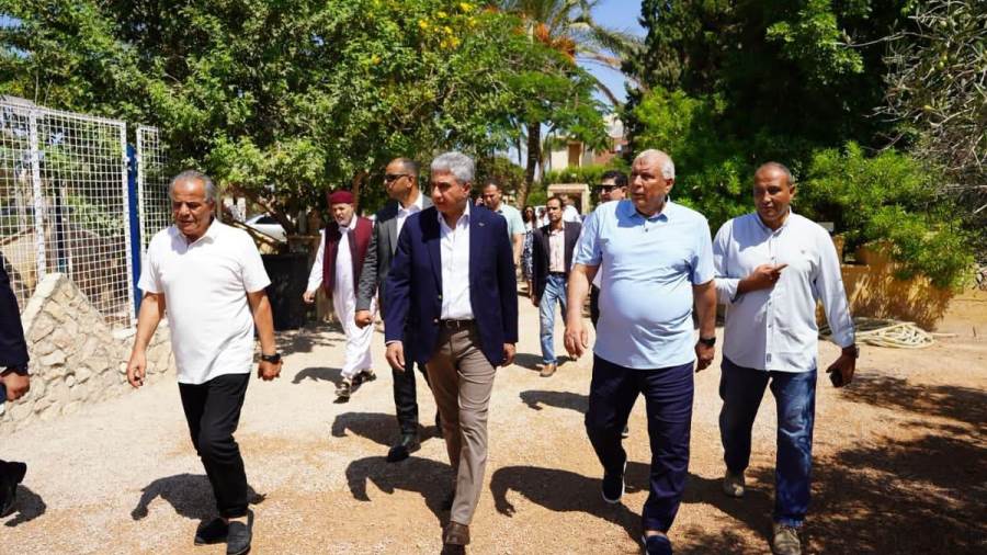 وزير السياحة والآثار ومحافظ مطروح يتفقدان منافذ منتجات الزيتون والتراث البدوي 